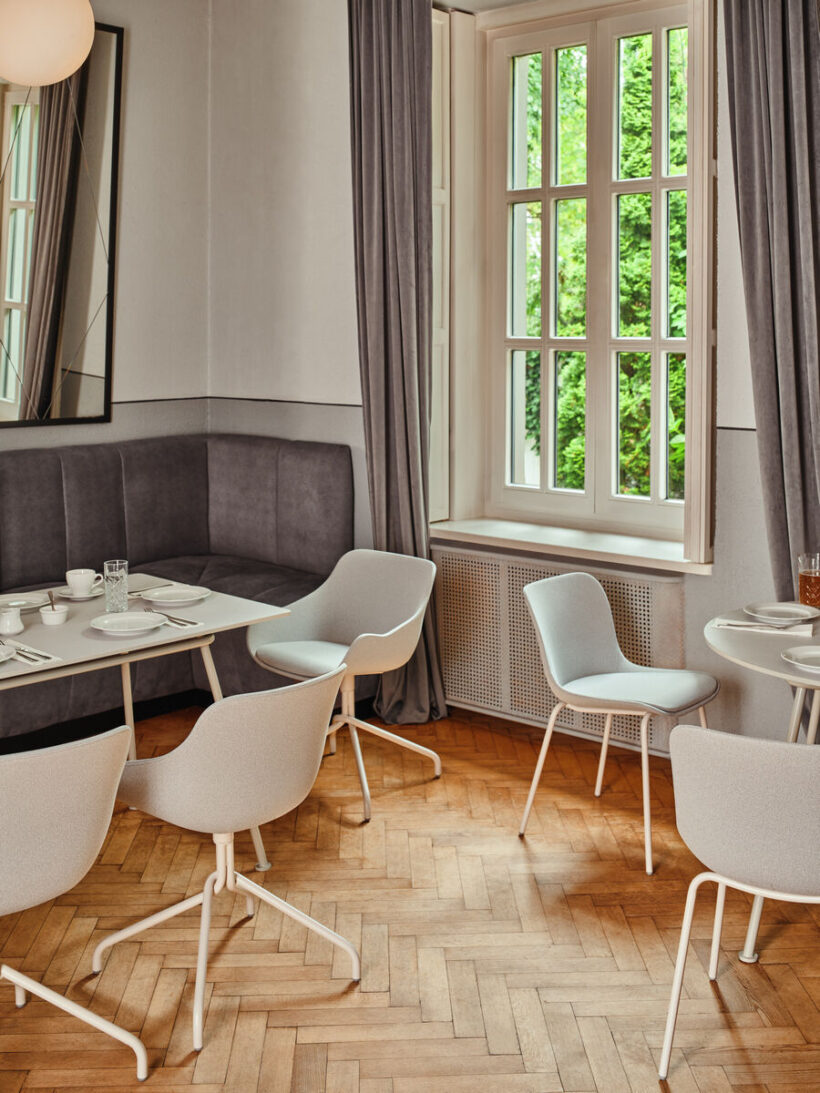 table_new_school_m017_m010ral7044_seating_baltic_mc14_m030ral0608005_m015ral9010_2_male_2